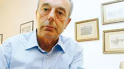 Beppino Englaro con una foto di sua figlia Eluana