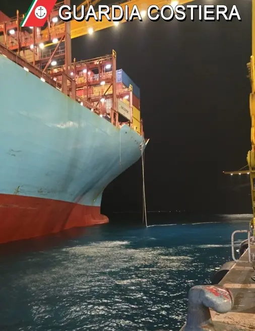 Una portacontairer ha appena rotto gli ormeggi