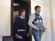 Francesco Semeraro scortato da un agente in Tribunale