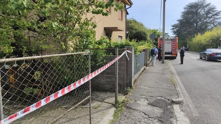 I nastri rossi e bianchi sulla passerella del ritrovamento