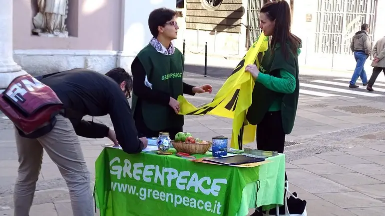Foto Bruni 24.10.15 Greenpeace-banchetto in piazza Borsa