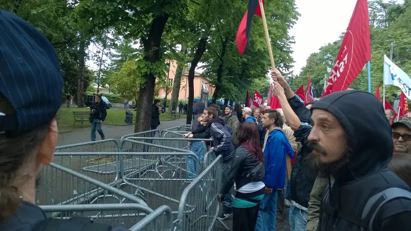 Un momento concitato durante il corteo antifascista