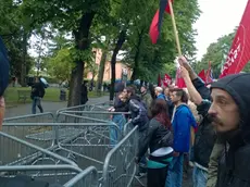 Un momento concitato durante il corteo antifascista