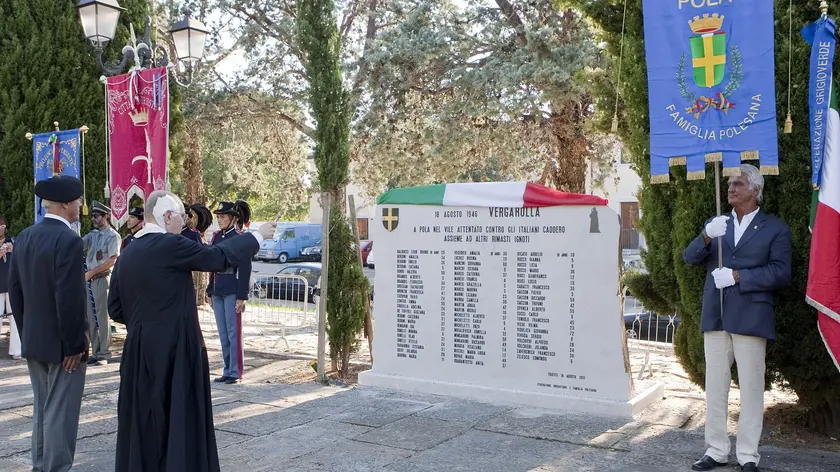 Il rito davanti alla lapide del colle di San Giusto, a Trieste, dove sono riportati i nomi delle vittime di Vergarolla