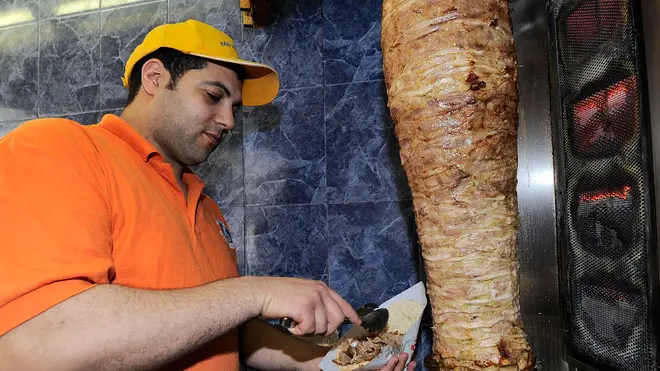 20090422 - MILANO - POL - KEBAB: SARACINESCHE CHIUSE ALL'UNA DI NOTTE IN LOMBARDIA. Un rosticcere turco prepara un kebab oggi a Milano. Kebab, pasticcerie, gelaterie artigianali, pizzerie da asporto in Lombardia dovranno chiudere i battenti all'una di notte e non piu' tardi, salvo deroghe decise dai singoli Comuni: una decisione - presa ieri con l'approvazione di una legge in Consiglio regionale - che fa discutere. ANSA/DANIEL DAL ZENNARO/DRN