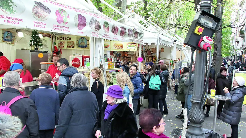 Le bancarelle e la folla durante un’edizione passata della fiera di San Nicolò organizzata lungo viale Venti Settembre