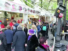 Le bancarelle e la folla durante un’edizione passata della fiera di San Nicolò organizzata lungo viale Venti Settembre