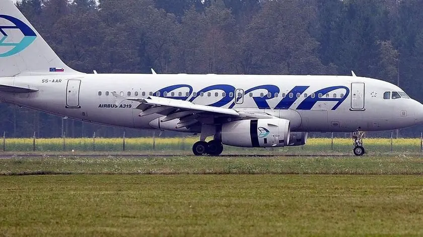 Un aereo Adria Airways: tutti i velivoli sono a terra