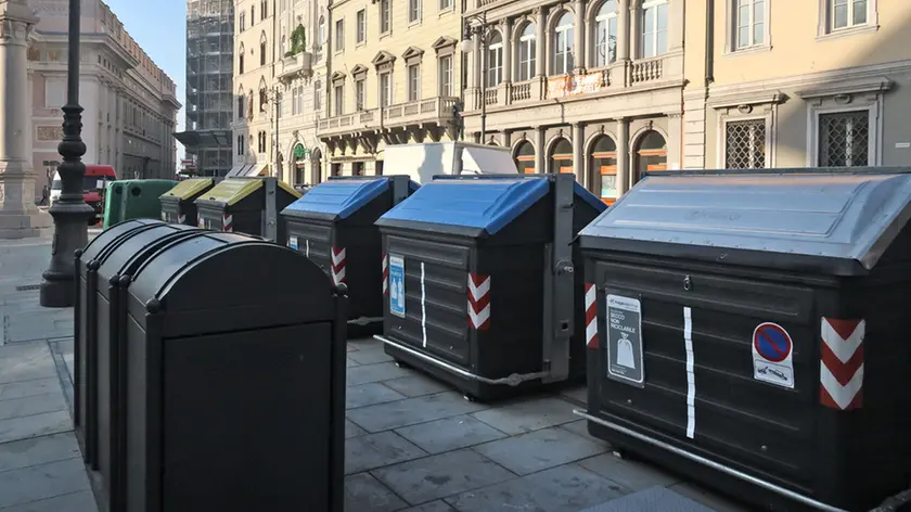 Lasorte Trieste 18/10/18 - Piazza della Borsa, Cassonetti Immondizie