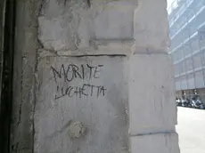 Una delle scritte minatorie apparse sul muro del Centro Luchetta