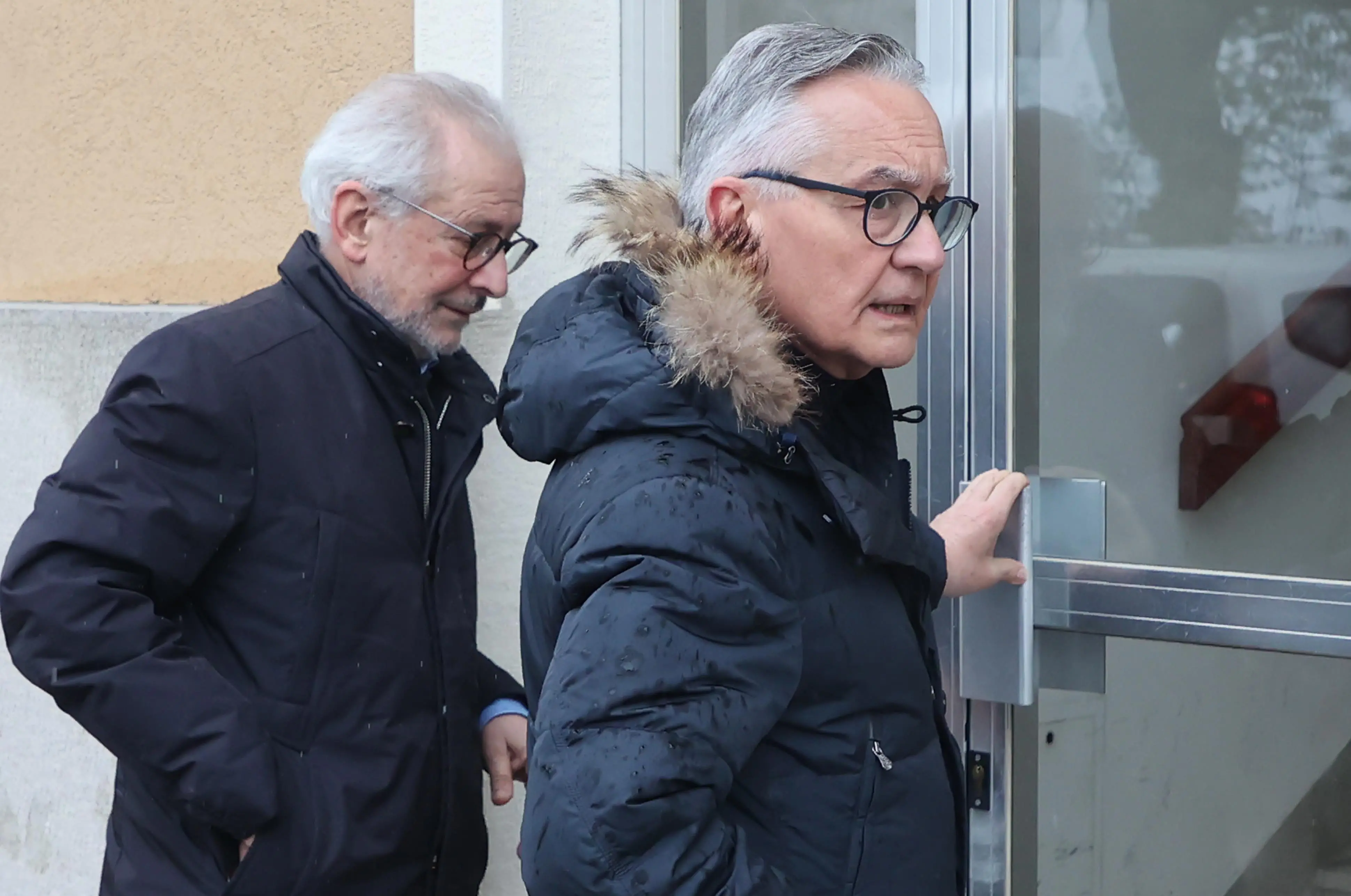 Nella foto di Andrea Lasorte, il medico legale Raffaele Barisani e l’ex capo del Ris di Parma, Luciano Garofano, mentre entrano a casa di Sebastiano Visintin