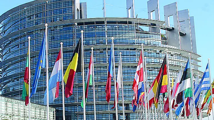 STRASBURGO - FRANCIA - 21/07/2004 - PALAZZO DEL PARLAMENTO EUROPEO CON BANDIERE - FOTO MARMORINO/NEWPRESS