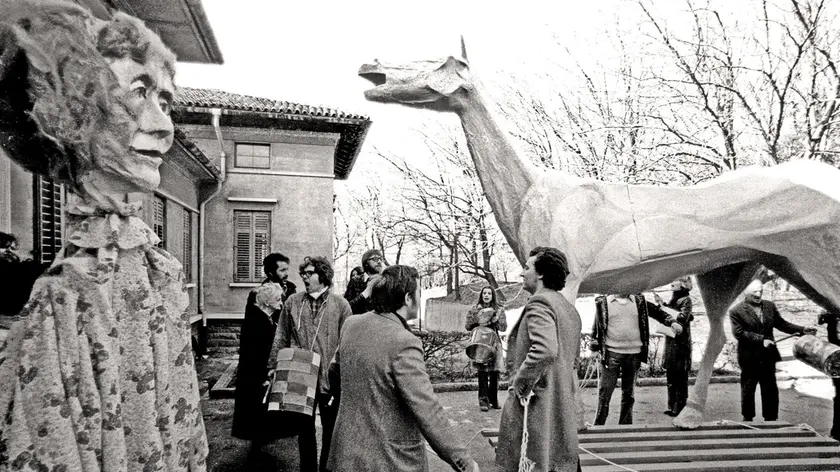 Marco Cavallo all’esterno del Padiglione P dell’Opp di San Giovanni prima della discesa in città. (foto di Claudio Ernè, 25 febbraio 1973)