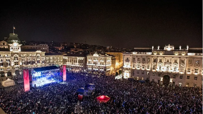 La piazza stracolma per Soler (foto Cetin/Albertacci)