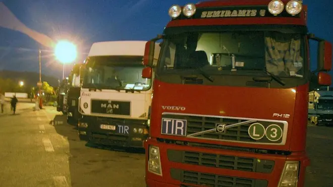 Bumbaca Gorizia Camionisti in Autoporto di notte