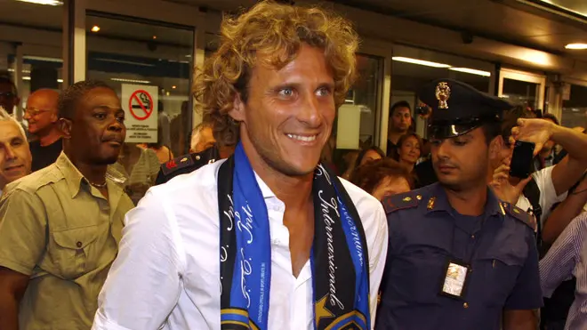 L'attaccante uruguaiano Diego Forlan all'arrivo all'aeroporto di Linate, questa sera 29 agosto 2011 a Milano. ''Sono contento di stare qui e di giocare in una squadra forte come l'Inter''. Sono queste le prime parole in nerazzurro di Diego Forlan, attaccante, ex Atletico Madrid, atterrato pochi minuti fa a Linate. Forlan e' stato accolto da una trentina di tifosi nerazzurri con un coro ''siamo venuti fin qua per vedere segnare Forlan'', ha detto che quella nerazzurra ''e' una squadra molto importane, con grandi giocatori, un grande presidente e una grande dirigenza''. ANSA/STEFANO PORTA
