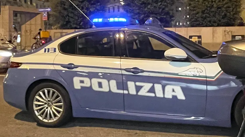Nella foto di Massimo Silvano, un’auto della polizia in piazza Goldoni a Trieste