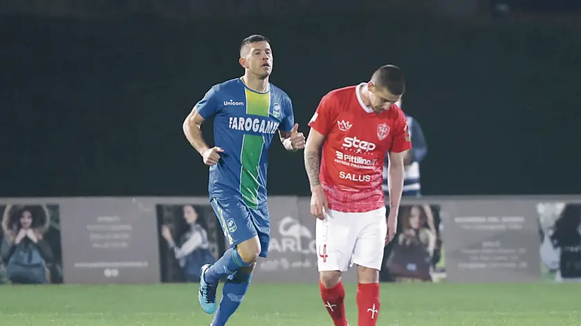 Il terzino destro Francesco Rapisarda a capo chino sul campo di Salò