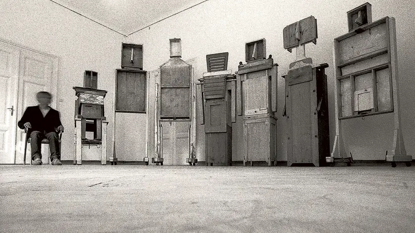 I sette “testimoni” e “accusatori” costruiti da Ugo Guarino, seduto a sinistra. Nel loro legno la disperazione dei rinchiusi nell’ospedale psichiatrico di San Giovanni Foto Claudio Ernè