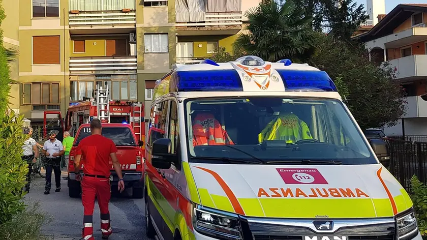 L’intervento dei soccorritori nell’appartamento interessato dall’incendio mercoledì pomeriggio