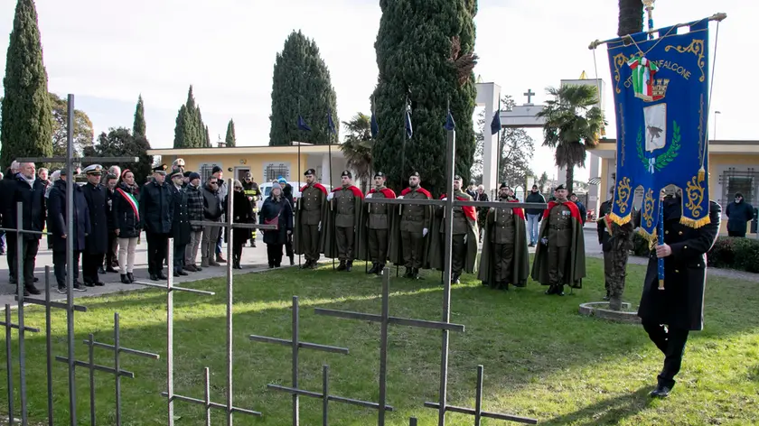 Una precedente cerimonia in ricordo dei deportati all’ingresso del camposanto di via 24 Maggio. Foto Bonaventura