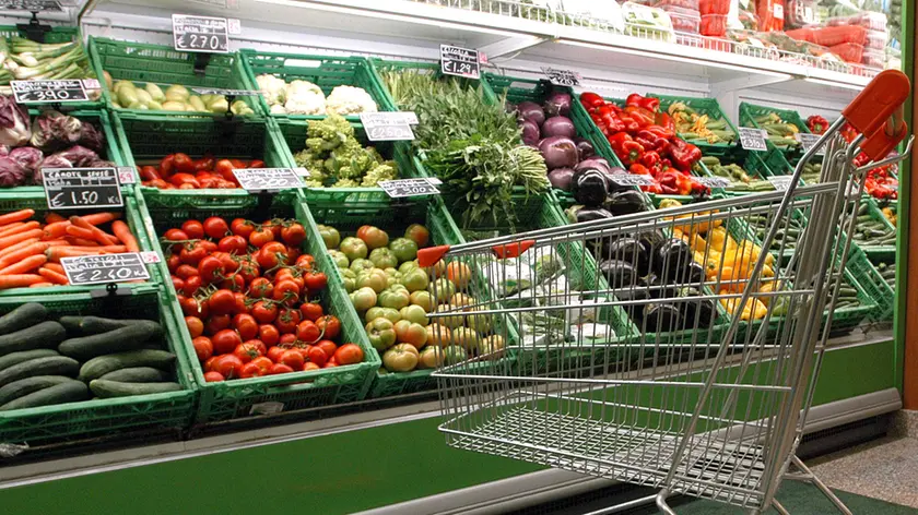 Il reparto verdura di un supermercato in una foto di archivio