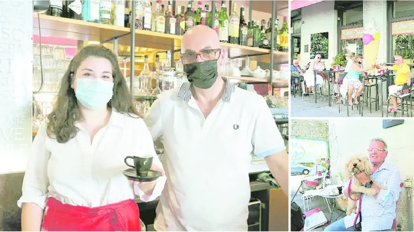 Dietro il bancone del bar Maggio di Roiano, Alessandro Rossi, che affianca la titolare Rachele Nasti nella gestione. Nella foto è insieme a una cameriera del locale, Marta Coloni, studentessa che, lavorando d’estate, si paga il corso universitario a Milano, per un futuro nel mondo della moda. C’è poi Giorgio Gratton, cliente abituale del bar di Roiano, che ogni giorno ordina il suo caffè nei tavolini esterni, insieme all’inseparabile cagnolino Birba. (Fotoservizio di Andrea Lasorte)
