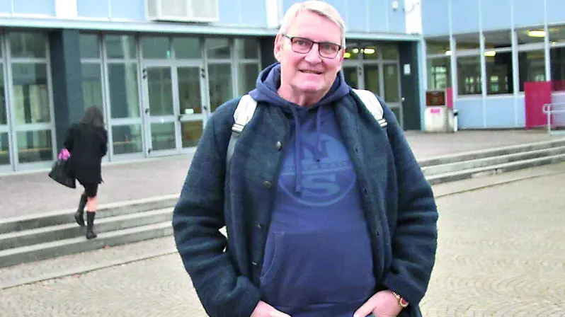 Il triestino Fabrizio Pellegrini all’ingresso della scuola superiore Pacassi di Gorizia Foto Roberto Marega