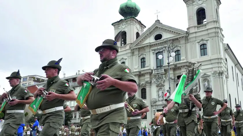 Alcune istantanee del nono Raduno nazionale delle fanfare delle Brigate alpine congedati che ha avuto il culmine con la sfilata nel centro cittadino. Fotoservizio Roberto Marega