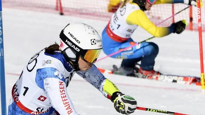 epa05792584 Switzerland's Wendy Holdener (L) in action against Sweden's Frida Hansdotter (R) during the small final of the Nations Team Event at the 2017 FIS Alpine Skiing World Championships in St. Moritz, Switzerland, 14 February 2017. EPA/JEAN-CHRISTOPHE BOTT