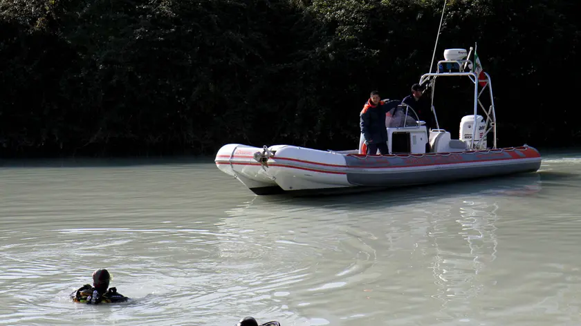 Le ricerche dei sommozzatori nel canale Valentinis