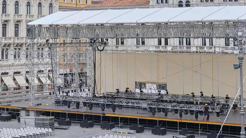 Il maxi palco allestito in piazza Unità d'Italia per la visita del Papa