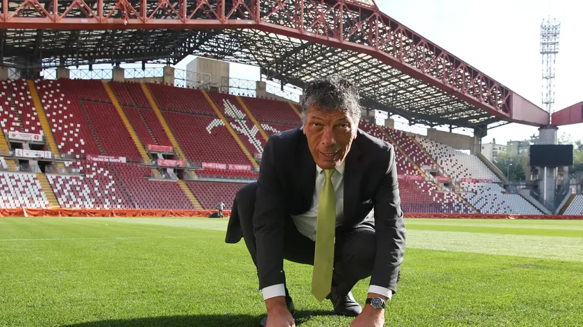 L’agronomo Giovanni Castelli durante il sopralluogo di ieri allo stadio Nereo Rocco Foto Andrea Lasorte