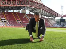 L’agronomo Giovanni Castelli durante il sopralluogo di ieri allo stadio Nereo Rocco Foto Andrea Lasorte