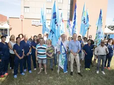 La trentina di dipendenti mercoledì 21 agosto in presidio assieme ai segretari regionali di Nursind e Uil Fpl, rispettivamente Petruz e Bressan. Foto Katia Bonaventura