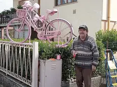 Luciano Cividin sistema a Mariano una bicicletta colorata di rosa