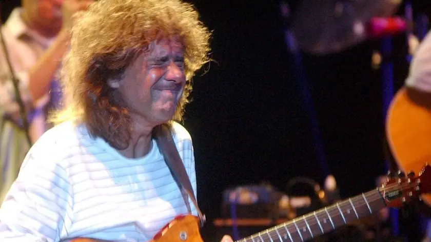 epa000469819 US guitarist Pat Metheny plays together Pat Metheny Group introducing his latest album "The Way Up" at San Javier Jazz International Festival opening day in Murcia late Wednesday 29 June 2005. EPA/ISRAEL SANCHEZ