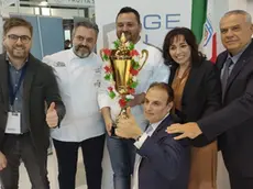 La coppa vinta a Rimini dal gelataio gradese Cristiano Antoniazzi, assieme ai suoi famigliari