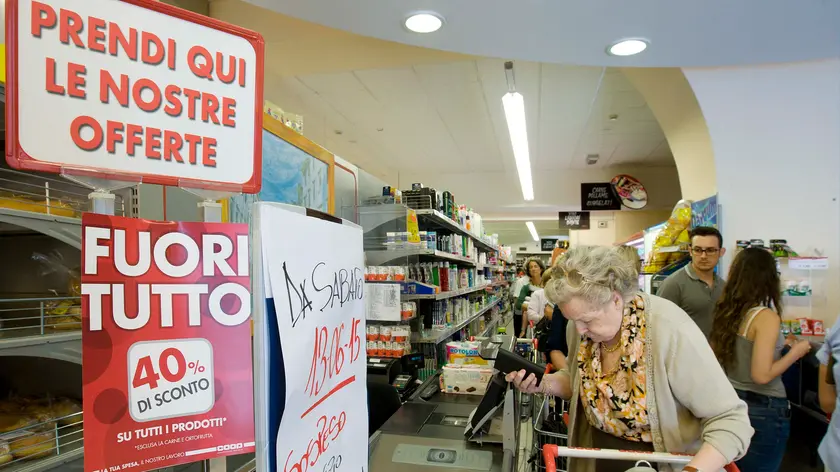 L'assalto ai "saldi" in vista della temporanea chiusura dei supermercati Coop