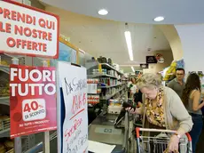 L'assalto ai "saldi" in vista della temporanea chiusura dei supermercati Coop