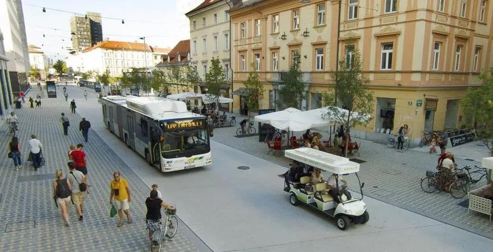 Una veduta dell'arteria principale di Lubiana, Slovenska cesta