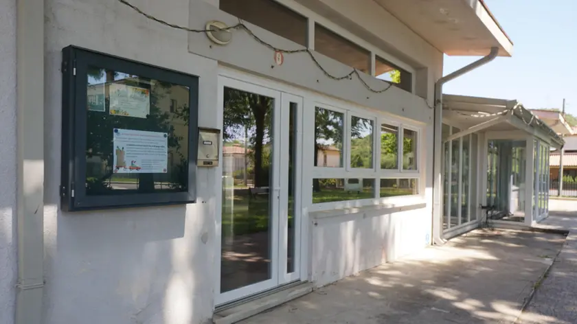 L’esterno della struttura bibliotecaria di Fogliano, chiusa da quest’estate. Foto Marega