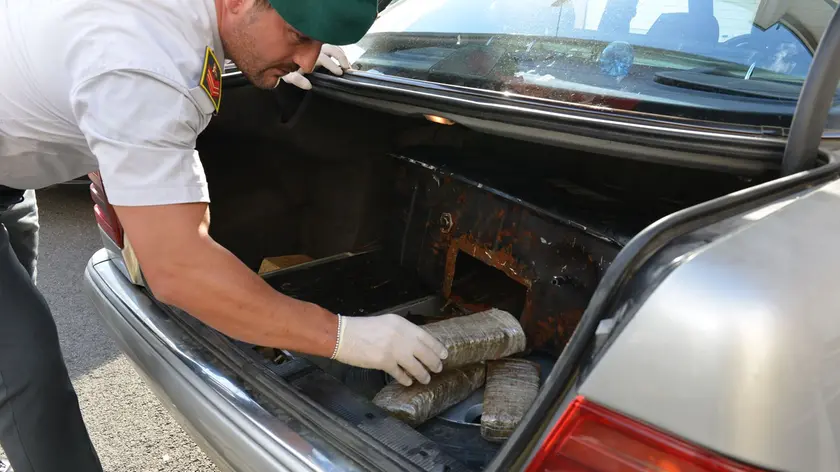 La droga nascosta nel serbatoio dell'auto