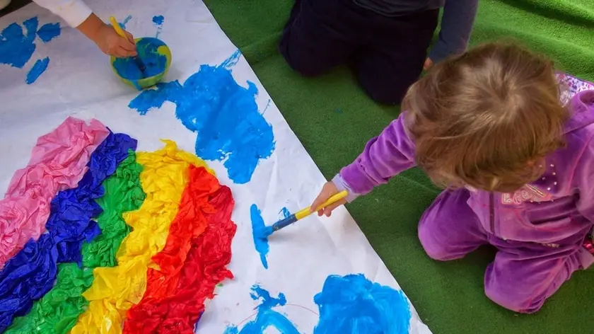 Bambini giocano all’interno di un asilo