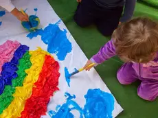 Bambini giocano all’interno di un asilo