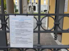 Cartello affisso al cancello di Villa San Giusto a Gorizia in cui sono elencate le regole anti-contagio da rispettare (Foto Roberto Marega)