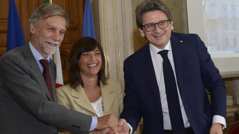 Il ministro delle Infrastrutture Graziano Delrio con la Governatrice del Fvg Debora Serracchiani e il presidente dell'Autorità di sistema portuale dell'Adriatico orientale, Zeno D'Agostino, a margine della firma del decreto attuativo per il punto franco internazionale di Trieste, 27 giugno 2017. ANSA/GIOVANNI MONTENERO/UFFICIO STAMPA REGIONE ++ NO SALES, EDITORIAL USE ONLY ++