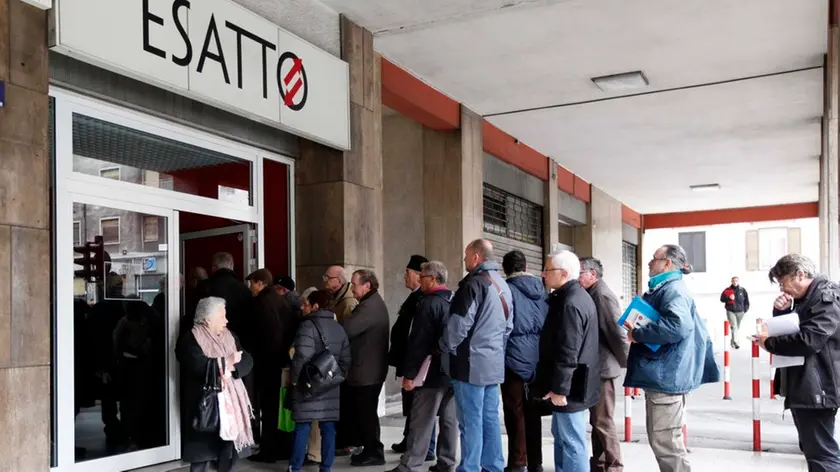 Silvano Trieste 14/12/2015 Esatto, la fila di persone in attesa