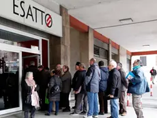 Silvano Trieste 14/12/2015 Esatto, la fila di persone in attesa