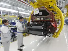 Operai al lavoro in una fabbrica (foto di archivio)